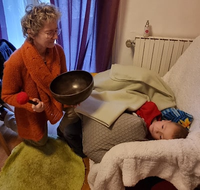 Relaxation d'un enfant au bol tibétain avec Valérie Ponticelli