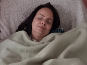 Femme sous hypnose tranquille