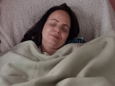 Femme sous hypnose tranquille