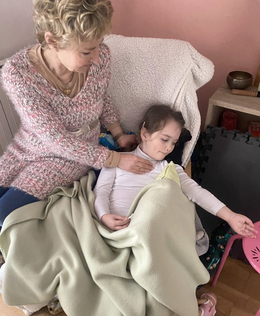 Détente d'un enfant Valérie avec une petite fille