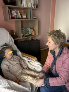 Petite fille reposée avec Valérie Ponticelli
